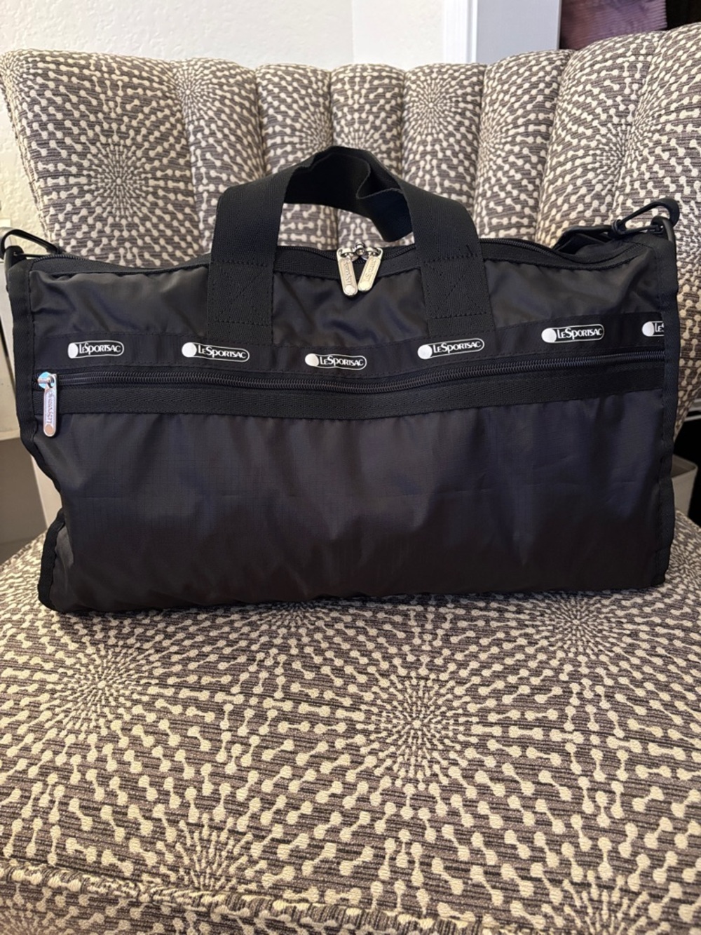 Lesportsac Medium Weekender Black Lightweight Bag Duffle Tote detachable strap - Picture 2 of 15